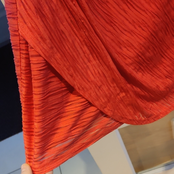 Elegant Red One-Shoulder Dress - Picture 4 of 6